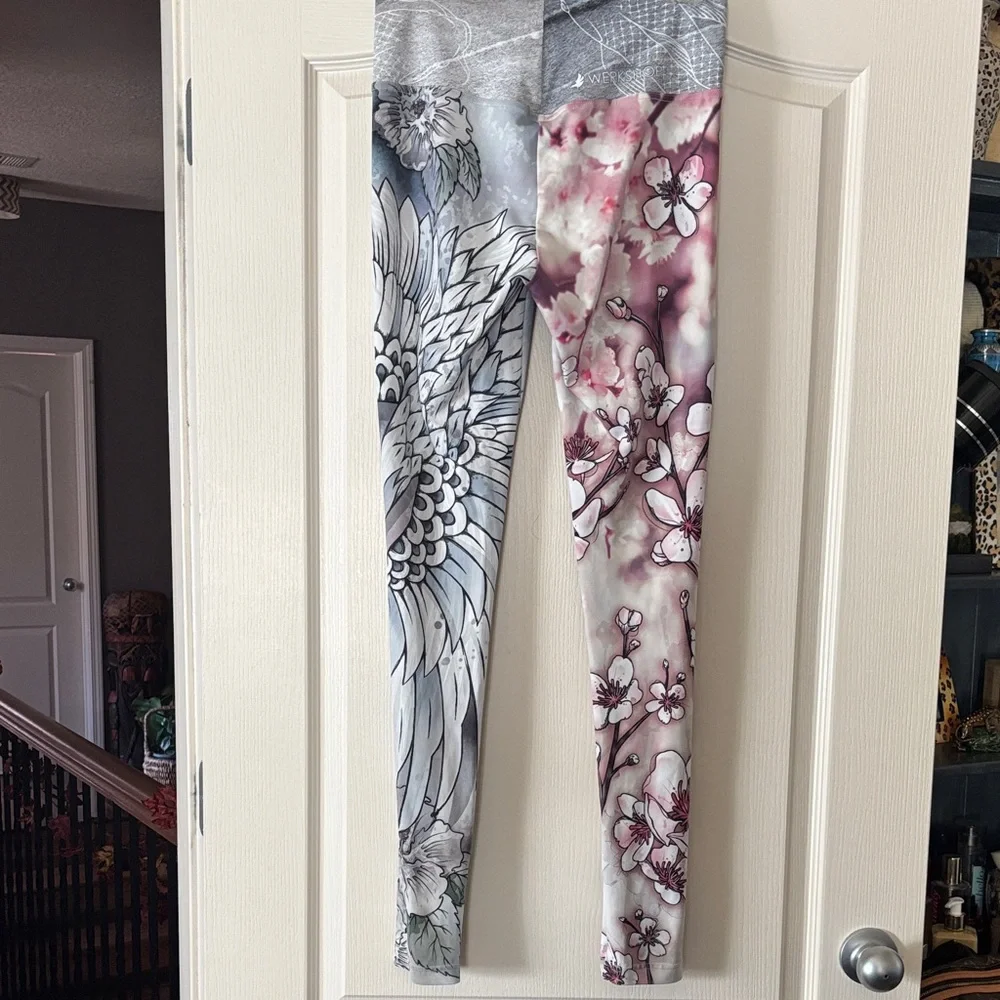 Floral Elegance Women's Leggings - Picture 2 of 5